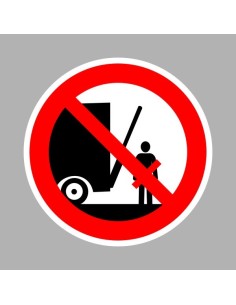 Emelőfal alatt tartózkodni tilos! 2