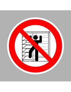 Állványra, polcra felmászni tilos! 2