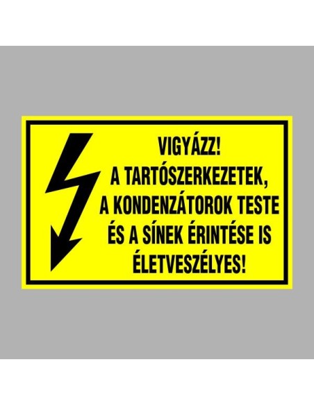 Villamossági figyelmeztető tábla sárga alapon fekete szöveggel és villám szimbólummal