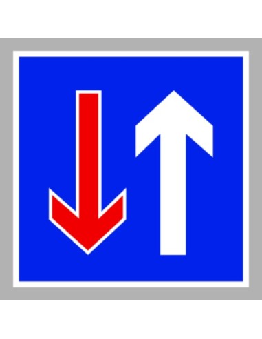 Elsőbbség a szembejövő forgalommal szemben közúti jelzőtábla kék alapon fehér és piros nyilakkal