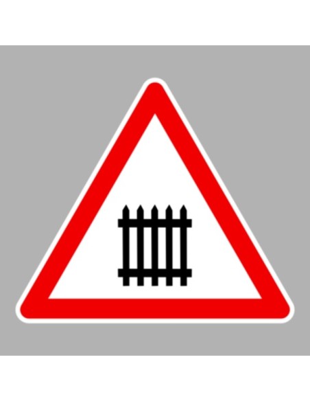Sorompóval biztosított vasúti átjáró veszélyt jelző tábla piros háromszögben fekete sorompó ábrával