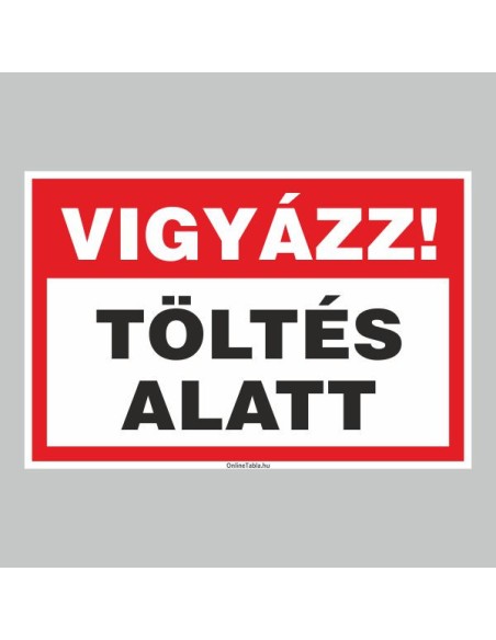 Vigyázz! Töltés alatt! figyelmeztető tábla piros-fehér színben