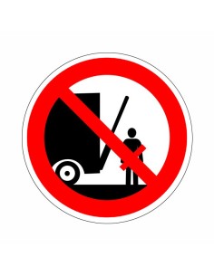 Emelőfal alatt tartózkodni tilos!