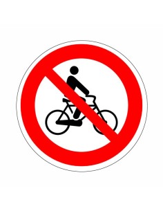 Kerékpárral behajtani tilos!